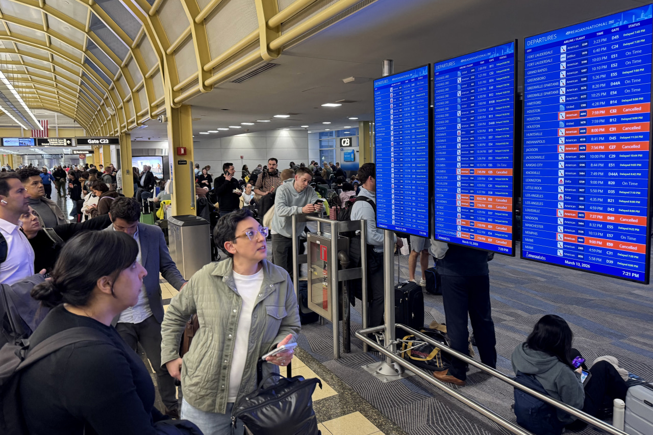 Strong odor at FAA air-traffic site spurs delays at DC airports<br>