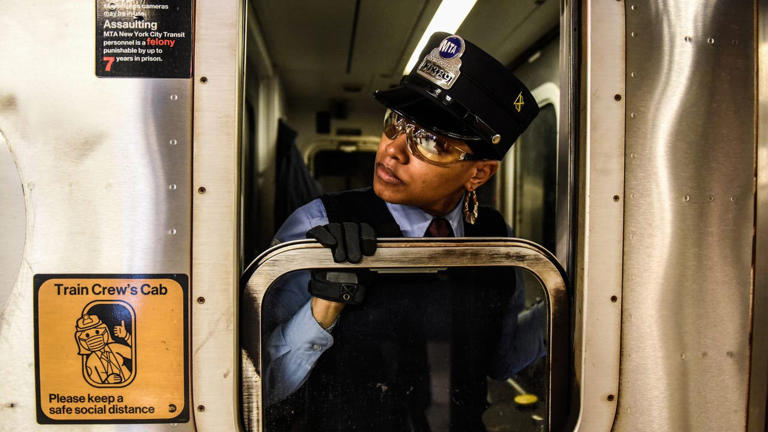 Over 80% of subway riders prefer 2-person crews on trains, poll finds