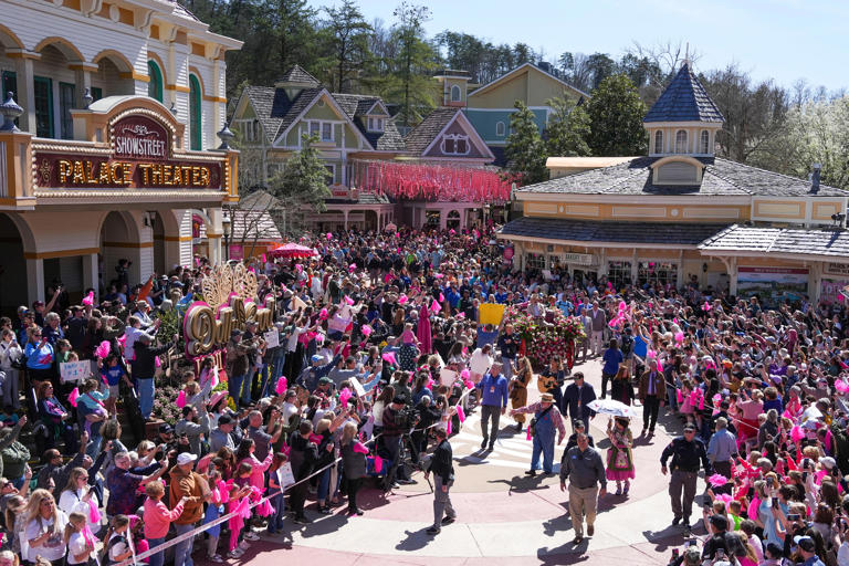 Is Dollywood still hiring? How to apply for the park's 2026 season