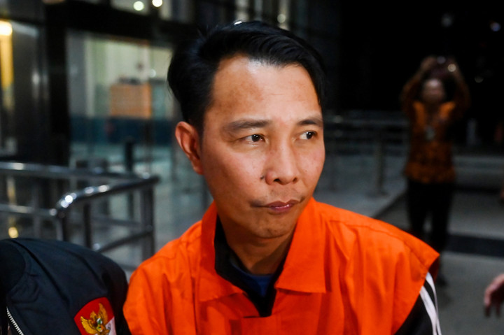 Bupati Rejang Lebong Muhammad Fikri Thobari berjalan menuju mobil tahanan usai menjalani pemeriksaan di Gedung Merah Putih KPK, Rabu (11/3/2026). Foto: ANTARA FOTO/Rivan Awal Lingga