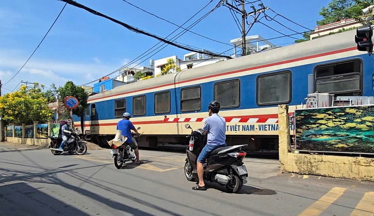 Nguy hiểm rình rập nơi giao cắt đường bộ và đường sắt