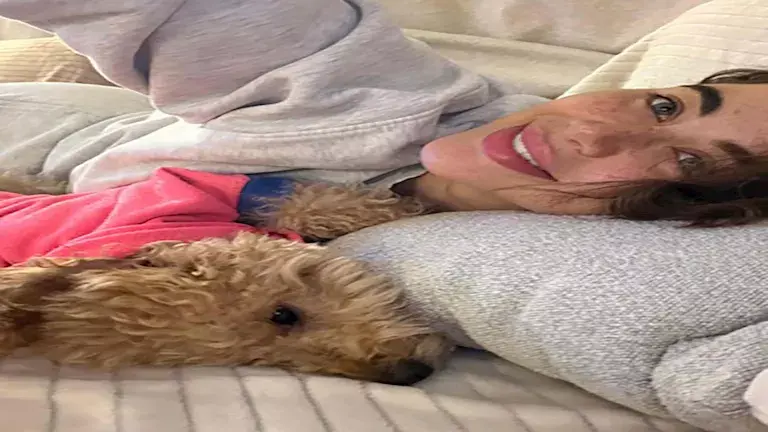 أحدث ظهور ليارا السكري مع كلبها