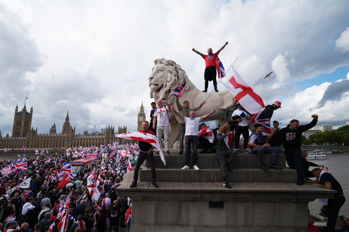 Large police presence as thousands gather in rally against far-right