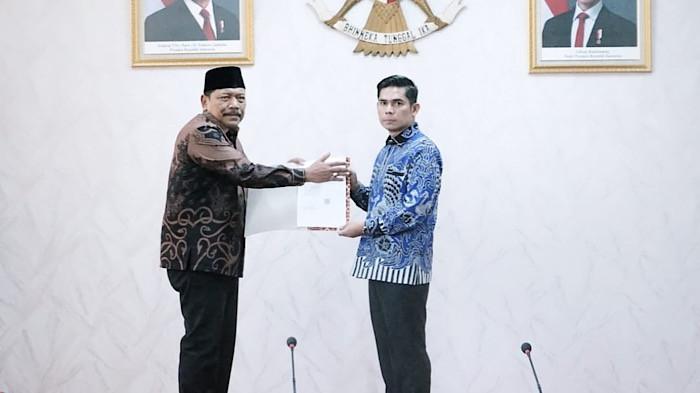 Tangis Hendri Praja pecah saat terima SK Plt Bupati Rejang Lebong pasca OTT KPK