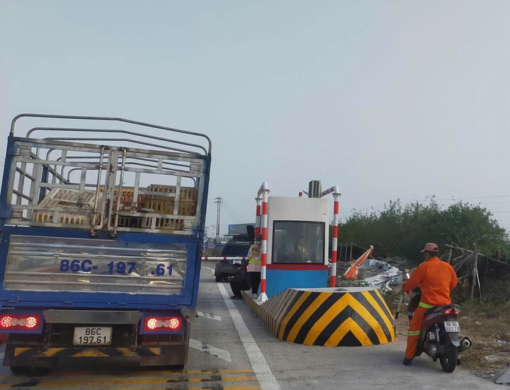 Hỏng barie trạm thu phí, cao tốc Phan Thiết - Dầu Giây kẹt xe kéo dài