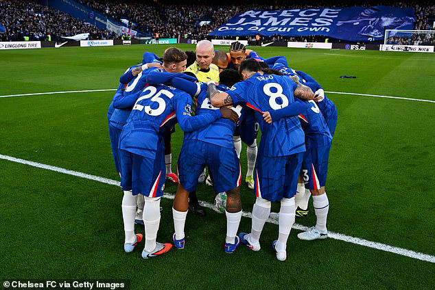 Bizarre moment referee is caught in the middle of Chelsea's pre-match ...