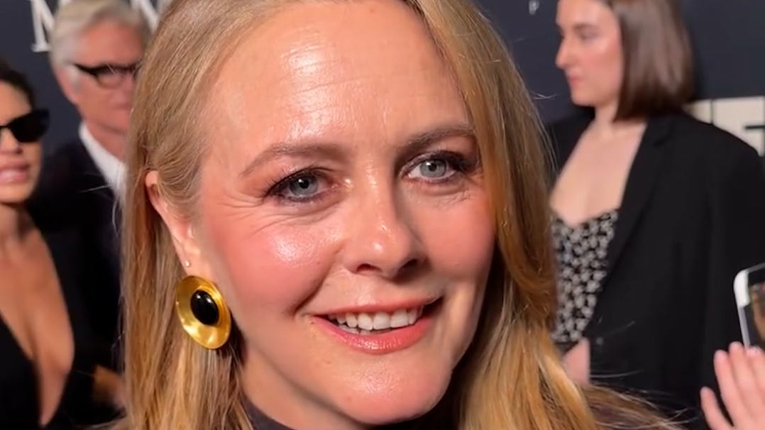 alicia-silverstone-talks-conspiracy-theories-and-the-iris-90s-trend