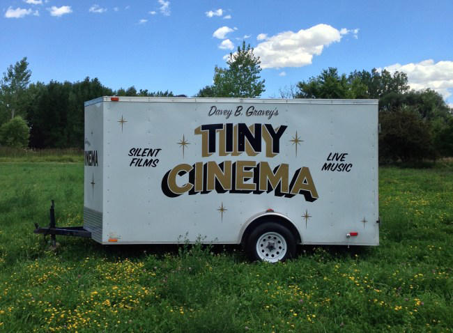 Les presentamos a Davey B Gravey, el proyeccionista de cine detrás de Tiny Cinema.
