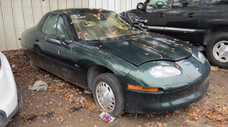 Instead of crushing this EV1 into a tiny cube, GM is actually helping ...