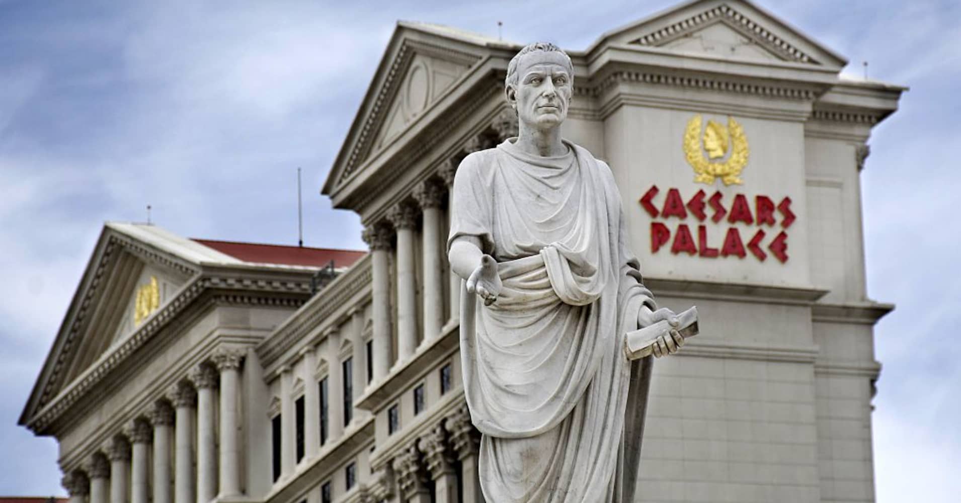 Fertitta in Weekend Deal Talks to Acquire Caesars, While Billionaire Carl Icahn Waits in the Wings