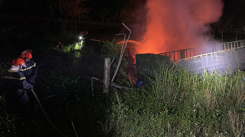 Tai nạn trên quốc lộ 1, xe đầu kéo bốc cháy, tài xế tử vong