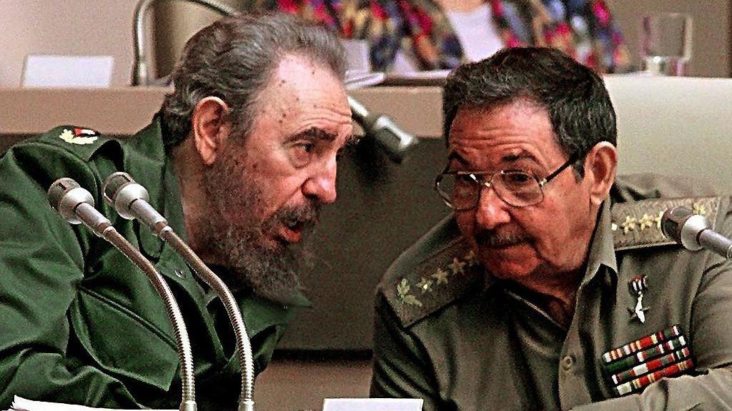 Diferentemente de Fidel Castro, seu irmão Raúl se caracterizou por manter uma vida familiar tradicional, com sua única esposa Vilma Espín (1930-2007). O casal teve quatro filhos