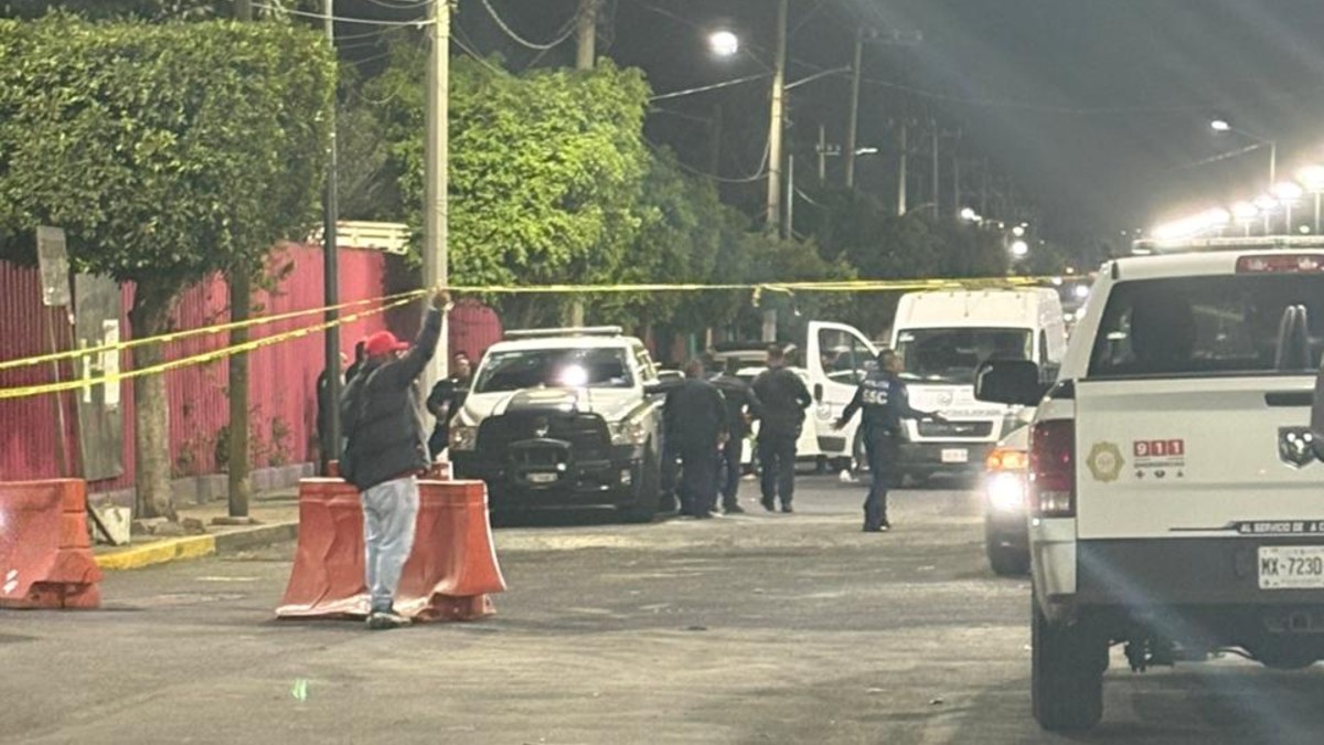 Dos hombres son atacados a balazos dentro de su auto en Iztapalapa; uno ...