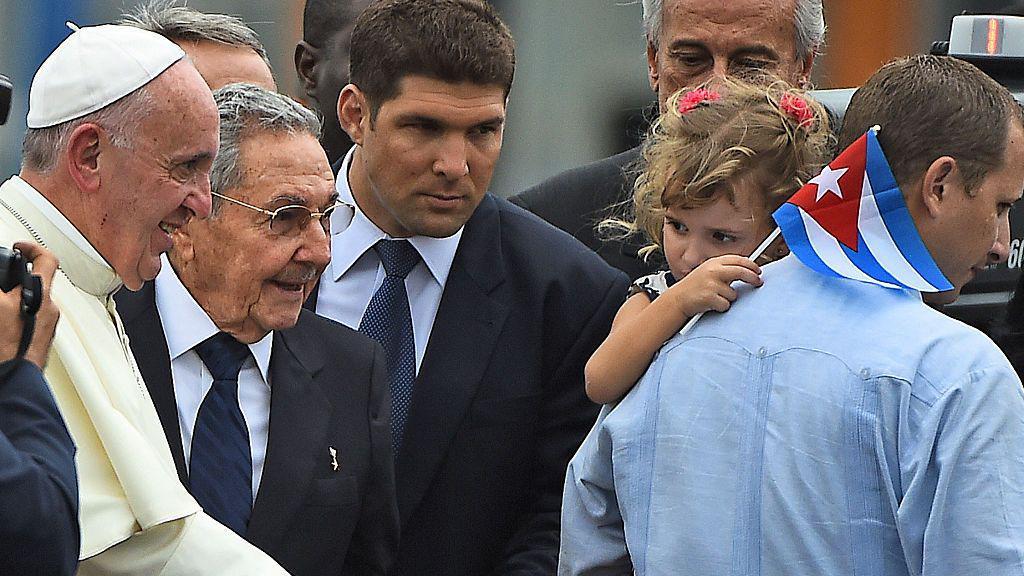 Raúl Guillermo Castro acompanha seu avô, Raúl Castro, durante a visita do papa Francisco (1936-2025) a Cuba, em 2014