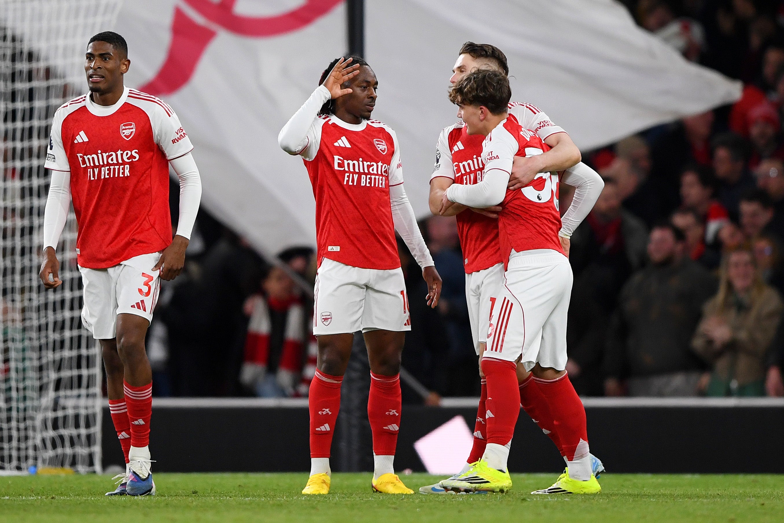 Dowman’s cameo keeps Arsenal’s Premier League title bid on track