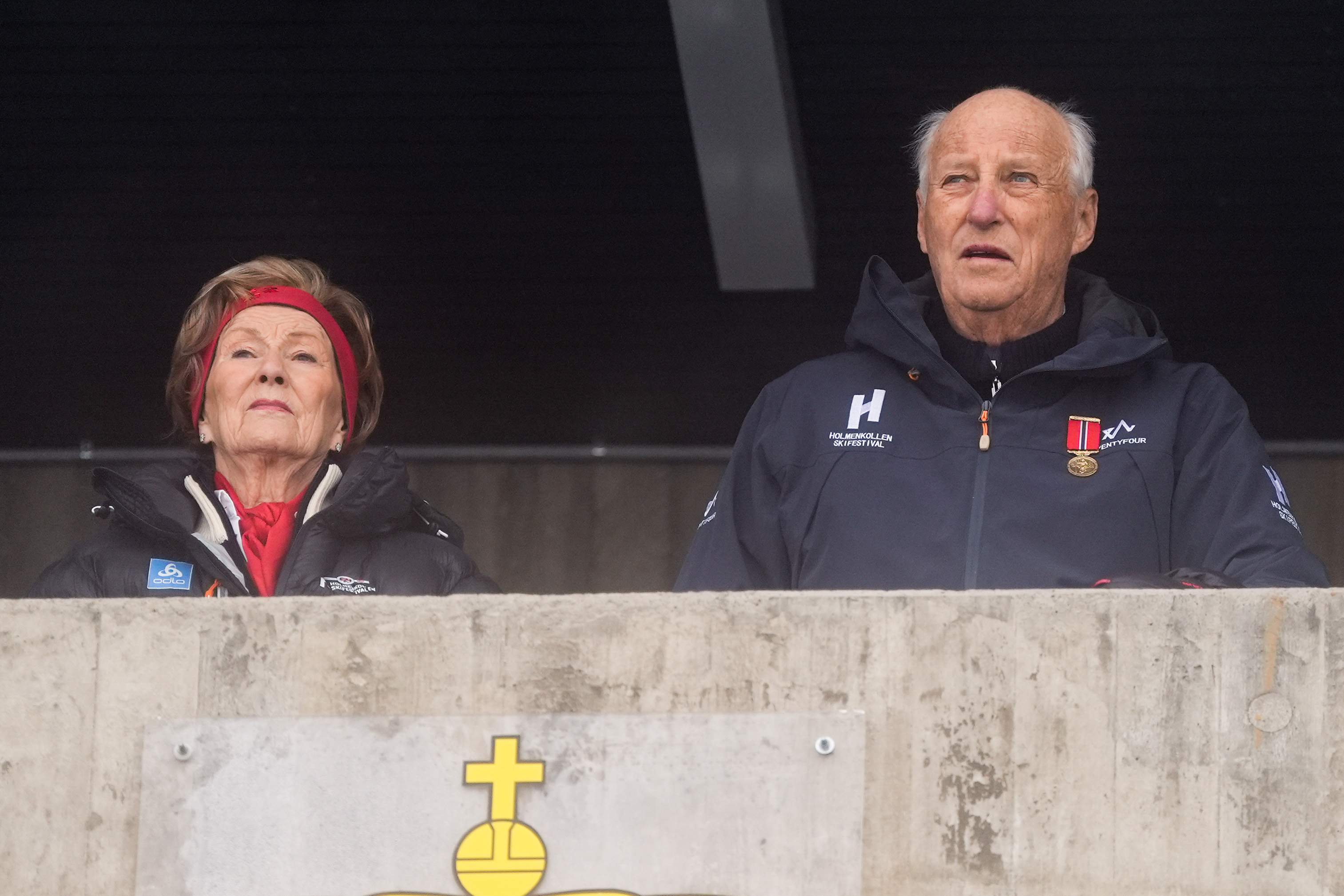 Dronning Sonja og kong Harald spente før dagens femmil for både damer og herrer. Foto: Terje Pedersen / NTB