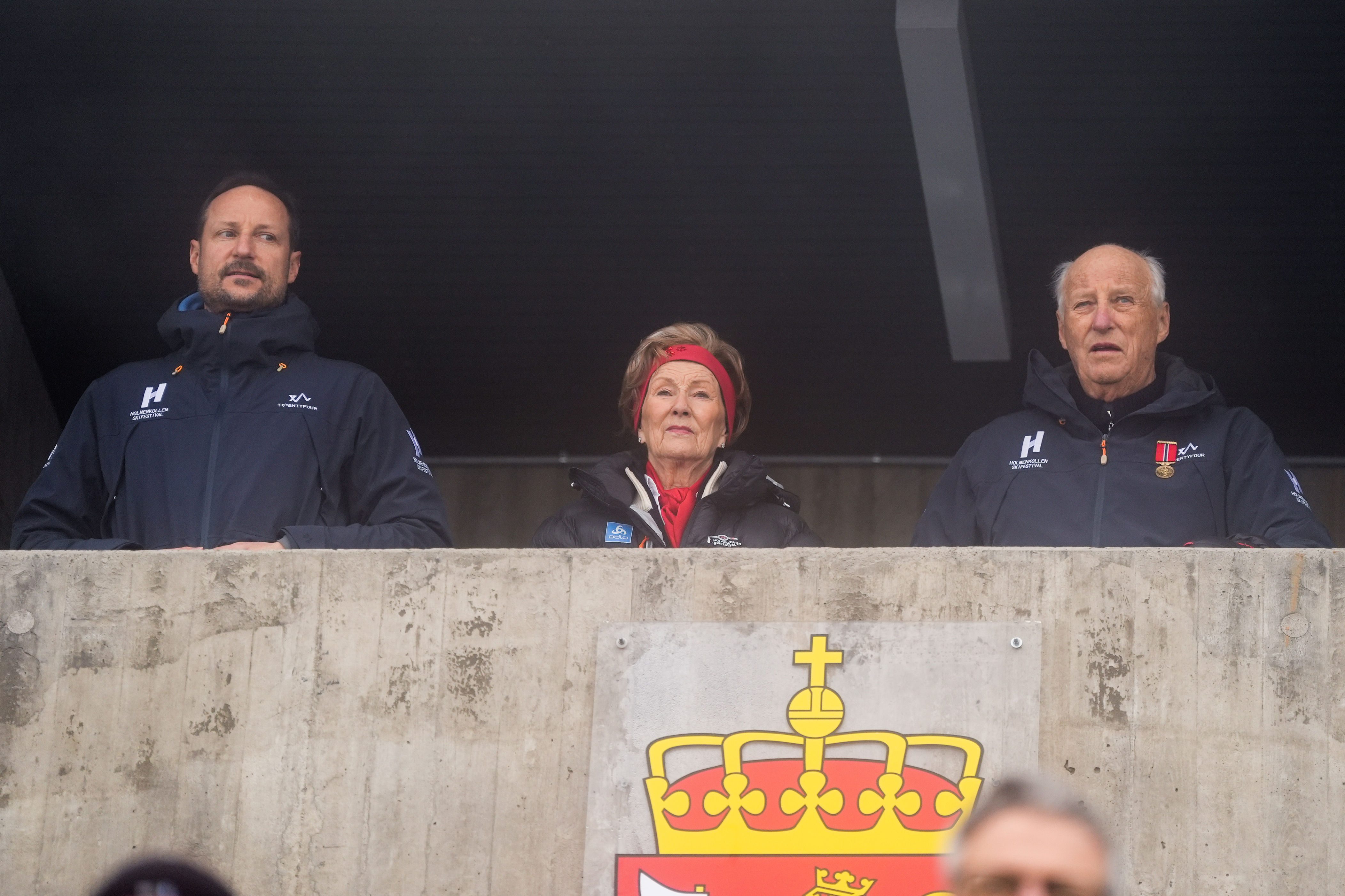 Kronprins Haakon, dronning Sonja og kong Harald før 50 kilometer klassisk langrenn i Holmenkollen lørdag. Foto: Terje Pedersen / NTB