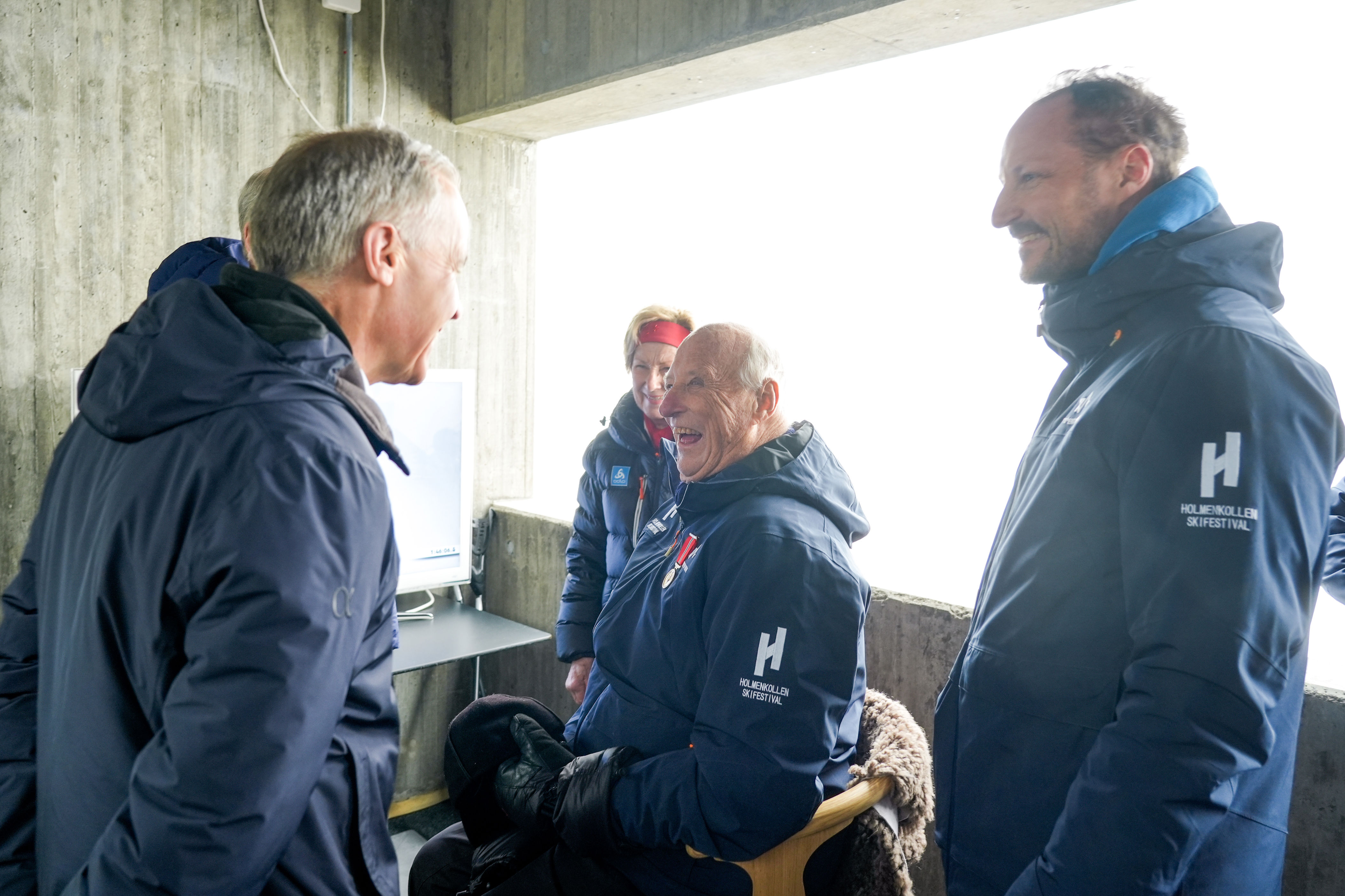 Canadas statsminister Mark Carney og statsminister Jonas Gahr Støre snakker med kong Harald og kronprins Haakon under 50 km fri teknikk langrenn i verdenscup i Holmenkollen lørdag. Foto: Terje Pedersen / NTB