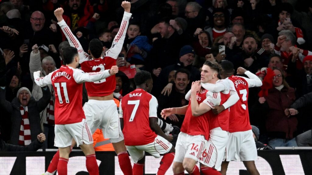 Arsenal vence al Everton en la agonía y se afianza en la cima de la ...