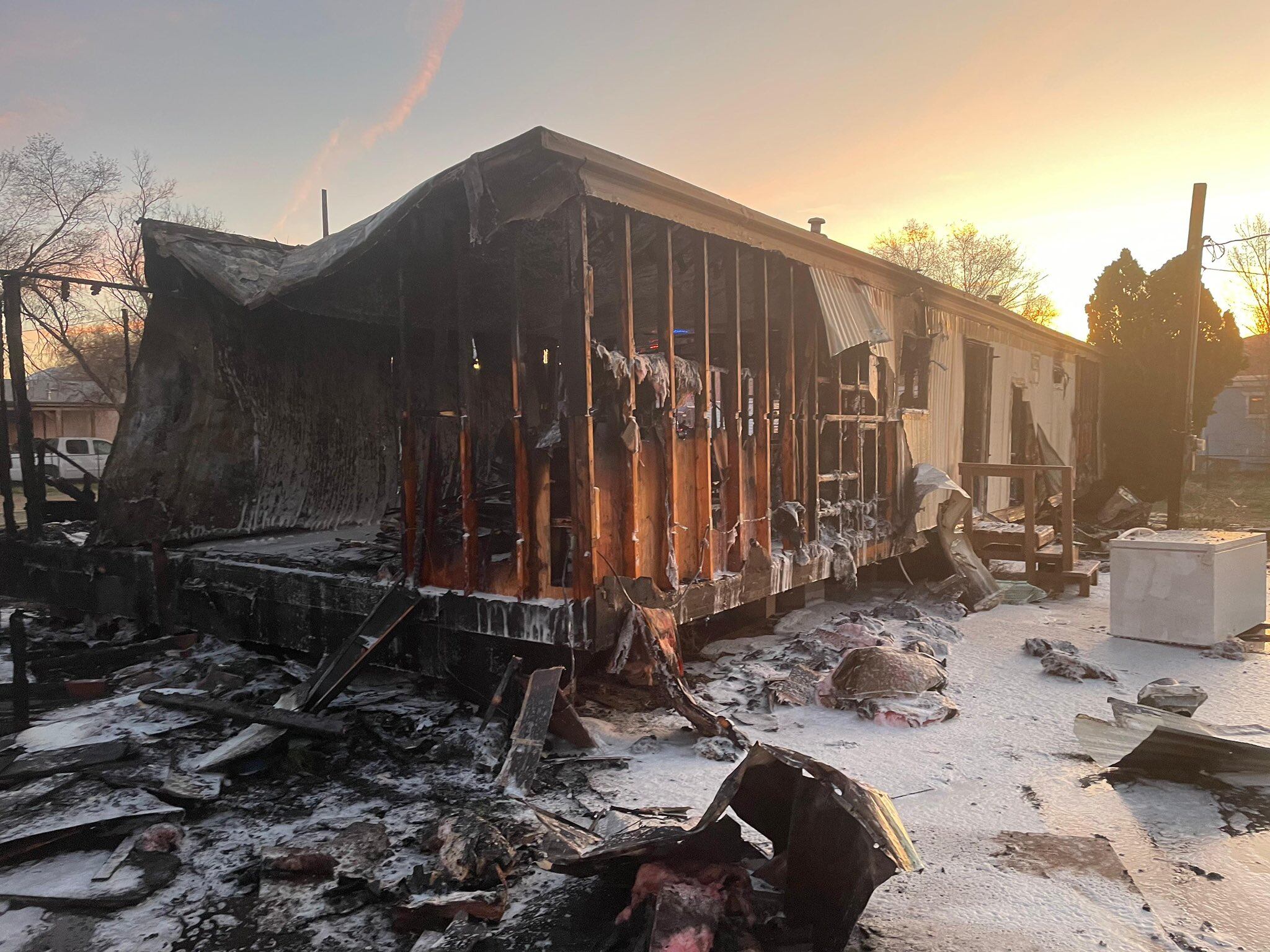 Crews knock down mobile home fire in Sun Valley