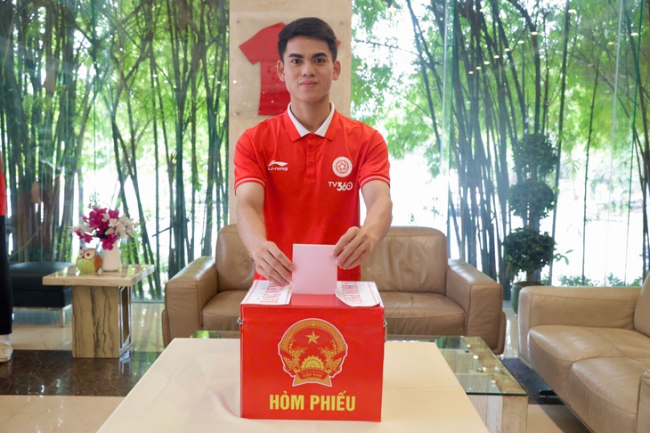 Khuất Văn Khang và cầu thủ Thể Công - Viettel háo hức đi bầu cử