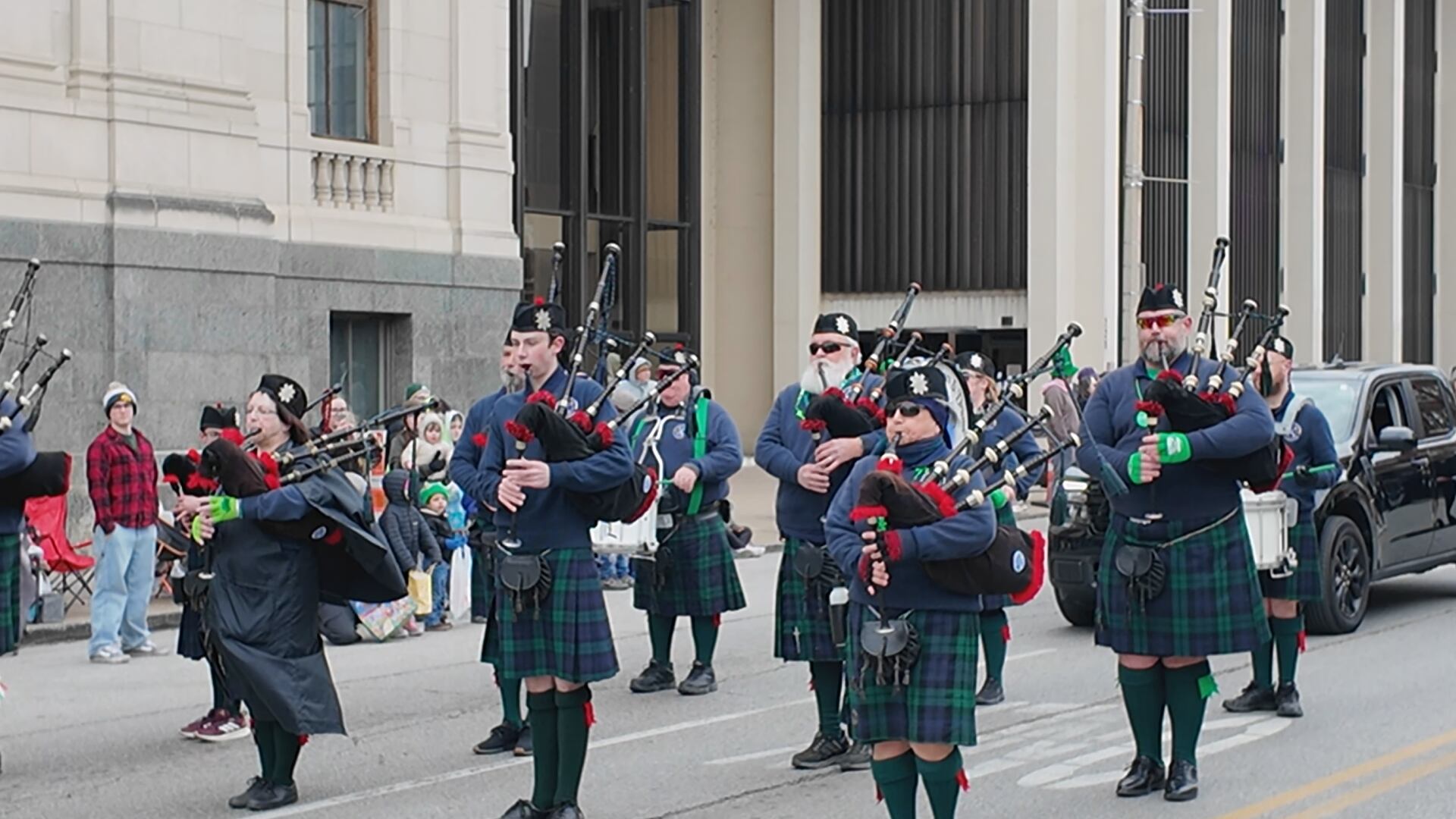 St. Patrick’s Day celebrations draw crowds in Quad Cities despite ...