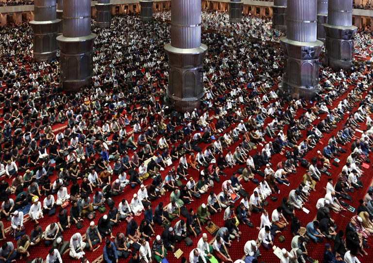 Indonesian Muslims attend evening mass prayers at the Great Mosque of Istiqlal in Jakarta on February 18. An academic says religion is a key factor behind the high level of happiness among Indonesians. Photo: Reuters
