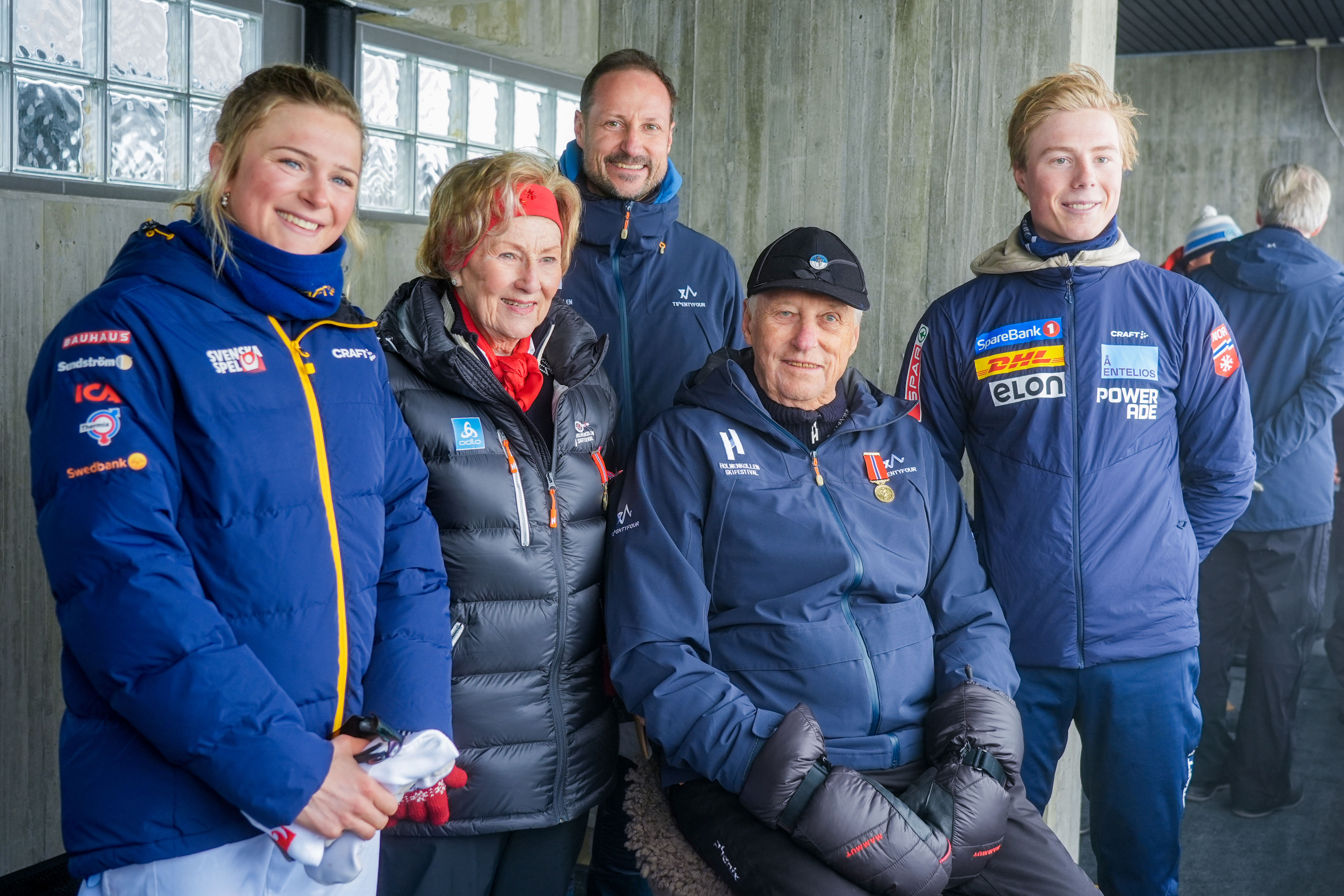 Sveriges Frida Karlsson, dronning Sonja, kronprins Haakon, kong Harald og Einar Hedegart etter 50 kilometer fri teknikk i langrenn i verdenscupen i Holmenkollen lørdag. Foto: Terje Pedersen / NTB