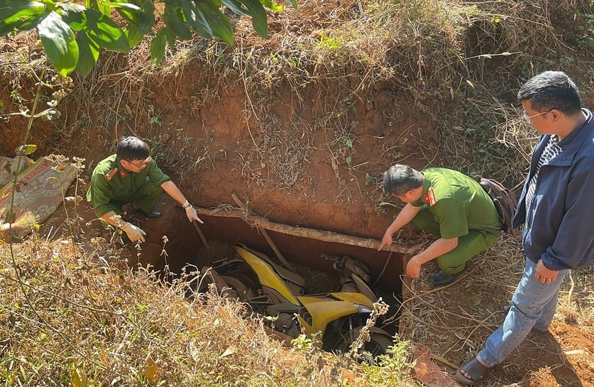 Hai kẻ giang hồ đào hố giữa rừng sâu, chuẩn bị 4 xe máy đi cướp ngân hàng