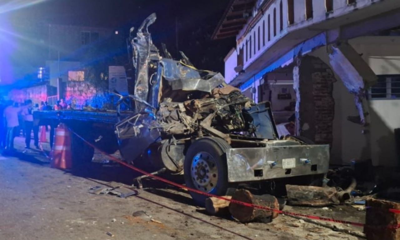 Camión se impacta contra vivienda y deja dos muertos en Oaxaca
