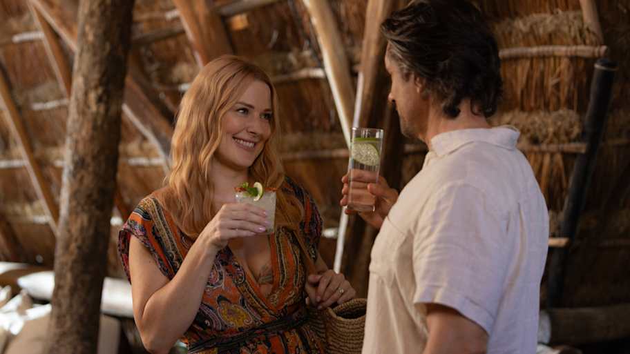 Virgin River S7. (L to R) Alexandra Breckenridge as Melinda Monroe and Martin Henderson as Jack Sheridan in Episode #7 of Virgin River S7 | Cr. MARIA MEDINA/NETFLIX © 2025