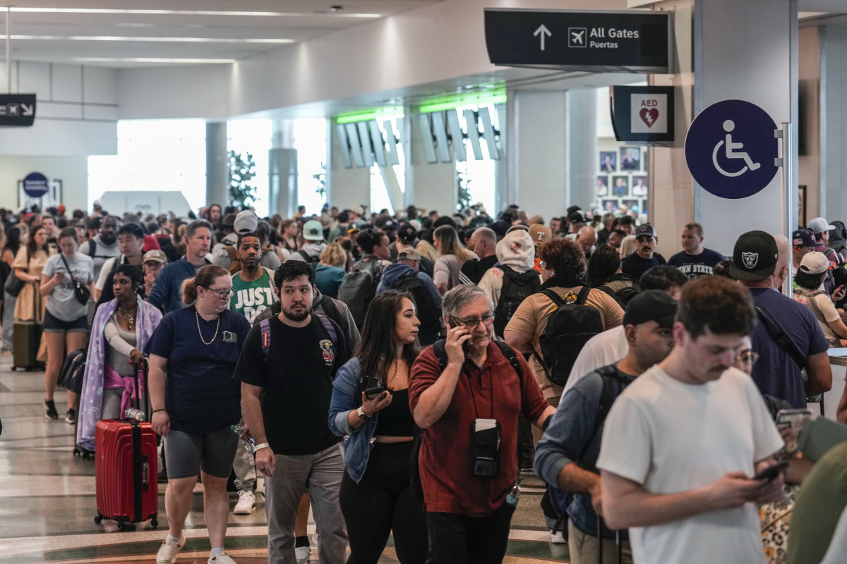 TSA faces staffing crisis as hundreds quit, causing 3-hour security lines