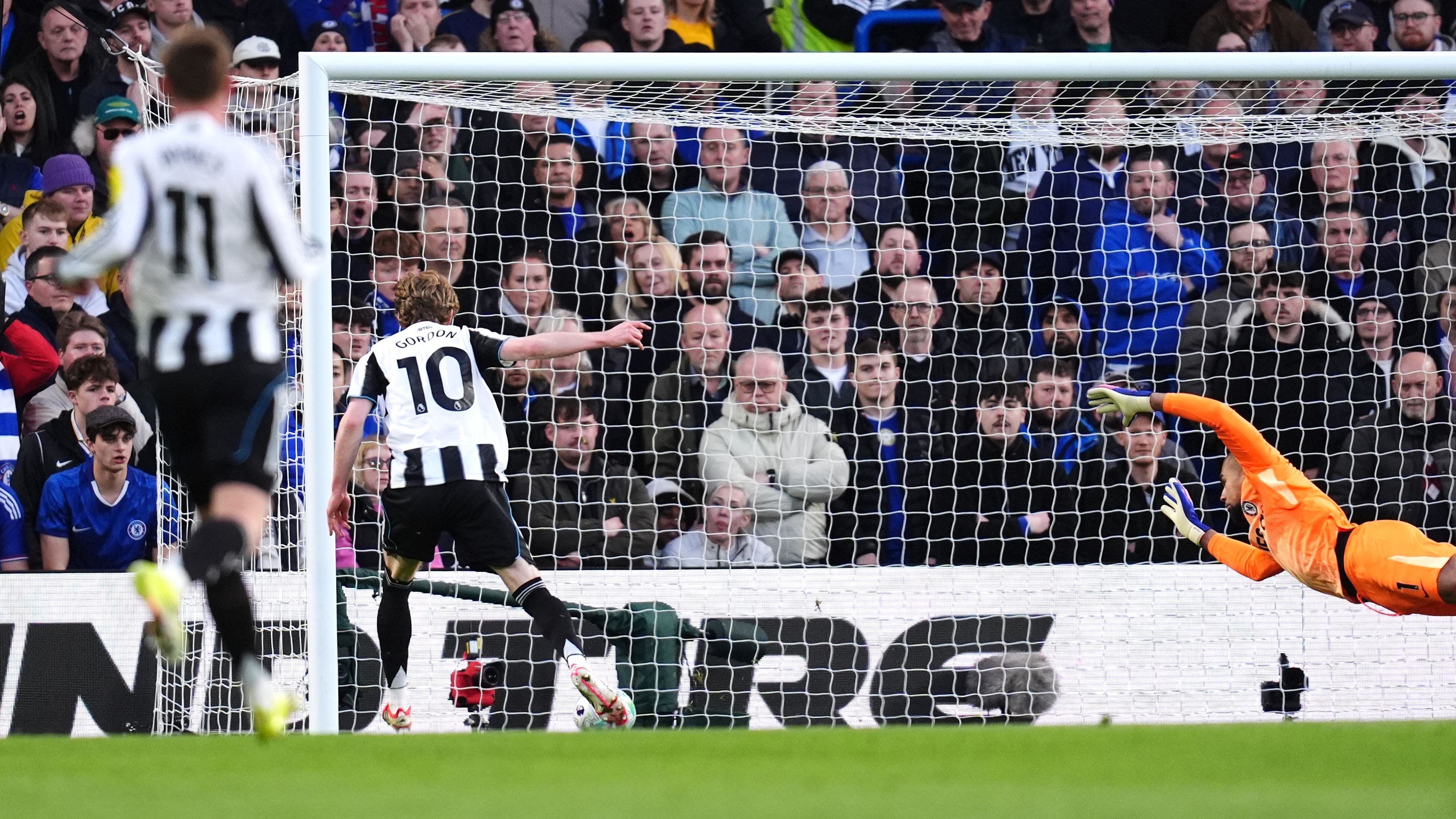 anthony-gordon-scores-the-only-goal-as-newcastle-win-at-chelsea