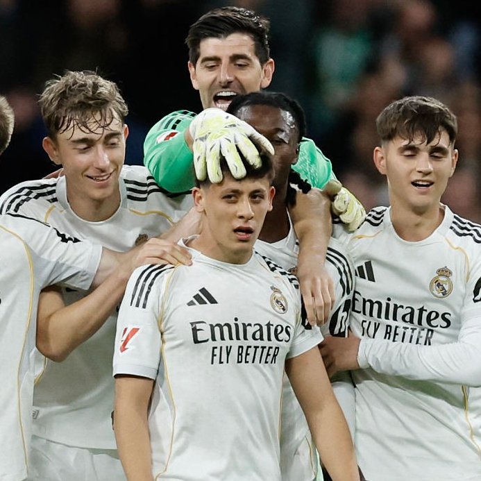 Ngôi sao Real Madrid ghi siêu phẩm đẹp nhất giải với cú sút xa 65m