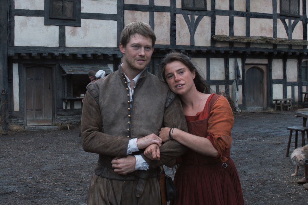 Jessie Buckley and Joe Alwyn in 'Hamnet.' Credit: Courtesy of Focus Features