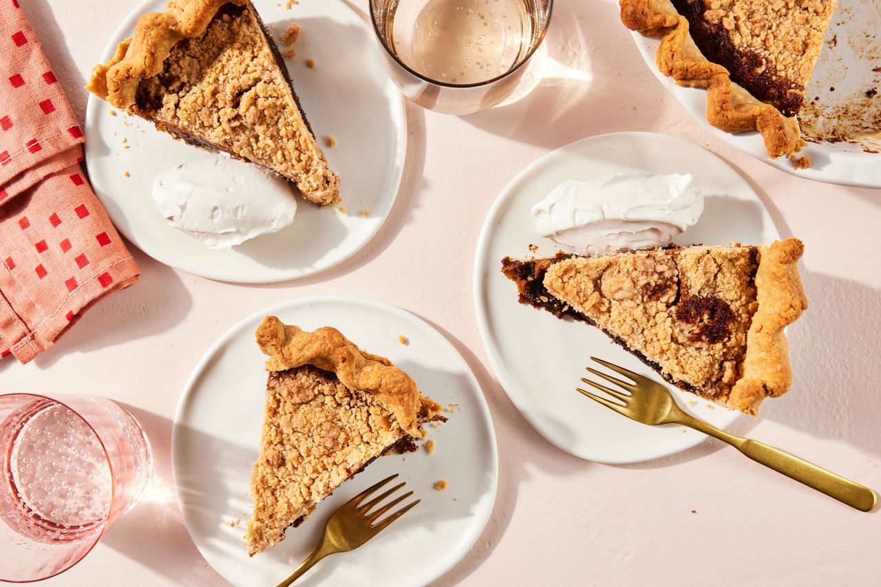 shoofly pie slices on individual plates