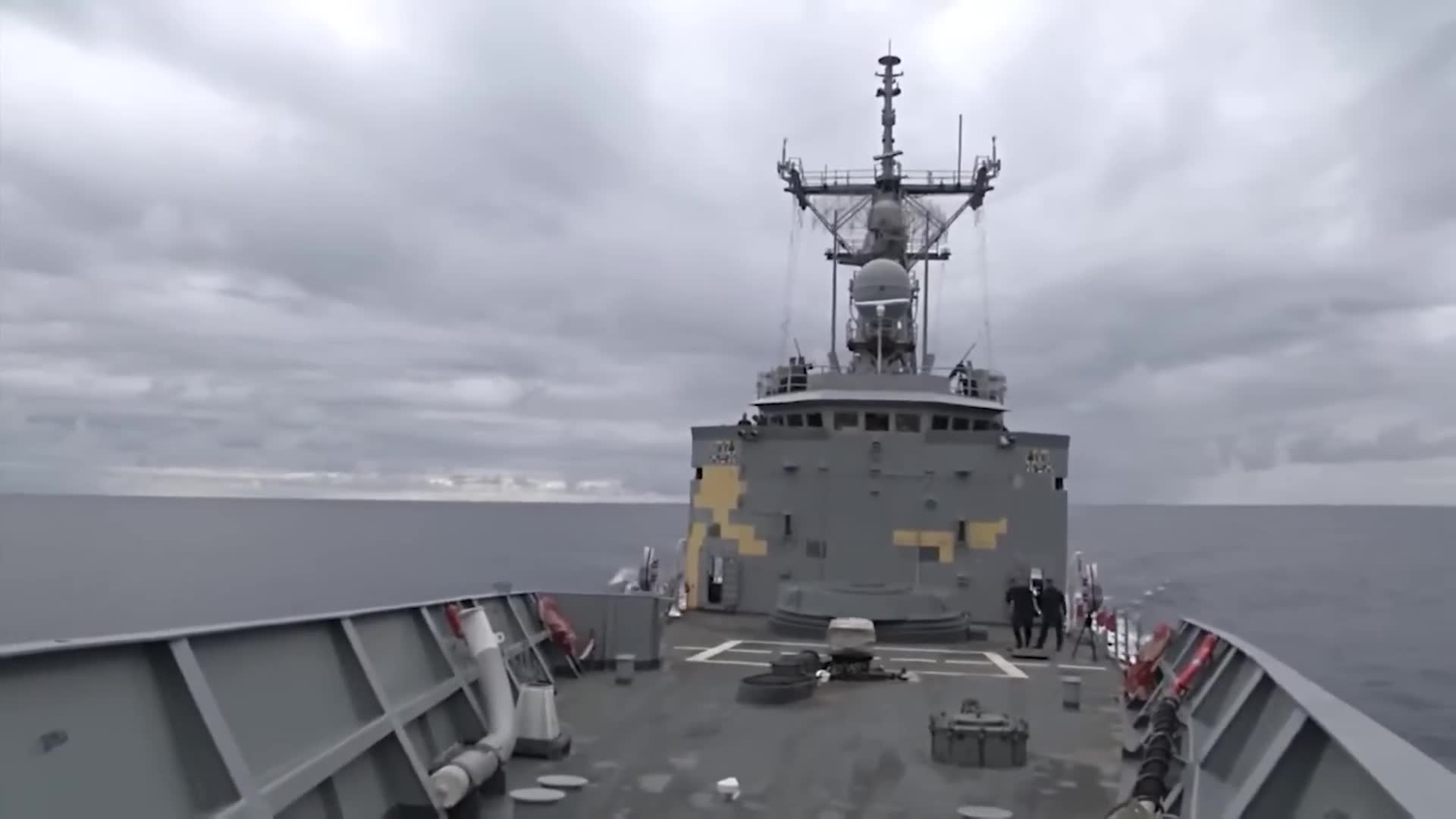 Venezuelan warship engages American destroyer<br>