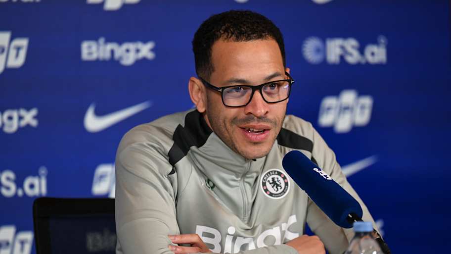 La frustración de Liam Rosenior con los árbitros es el menor de sus problemas en el Chelsea.