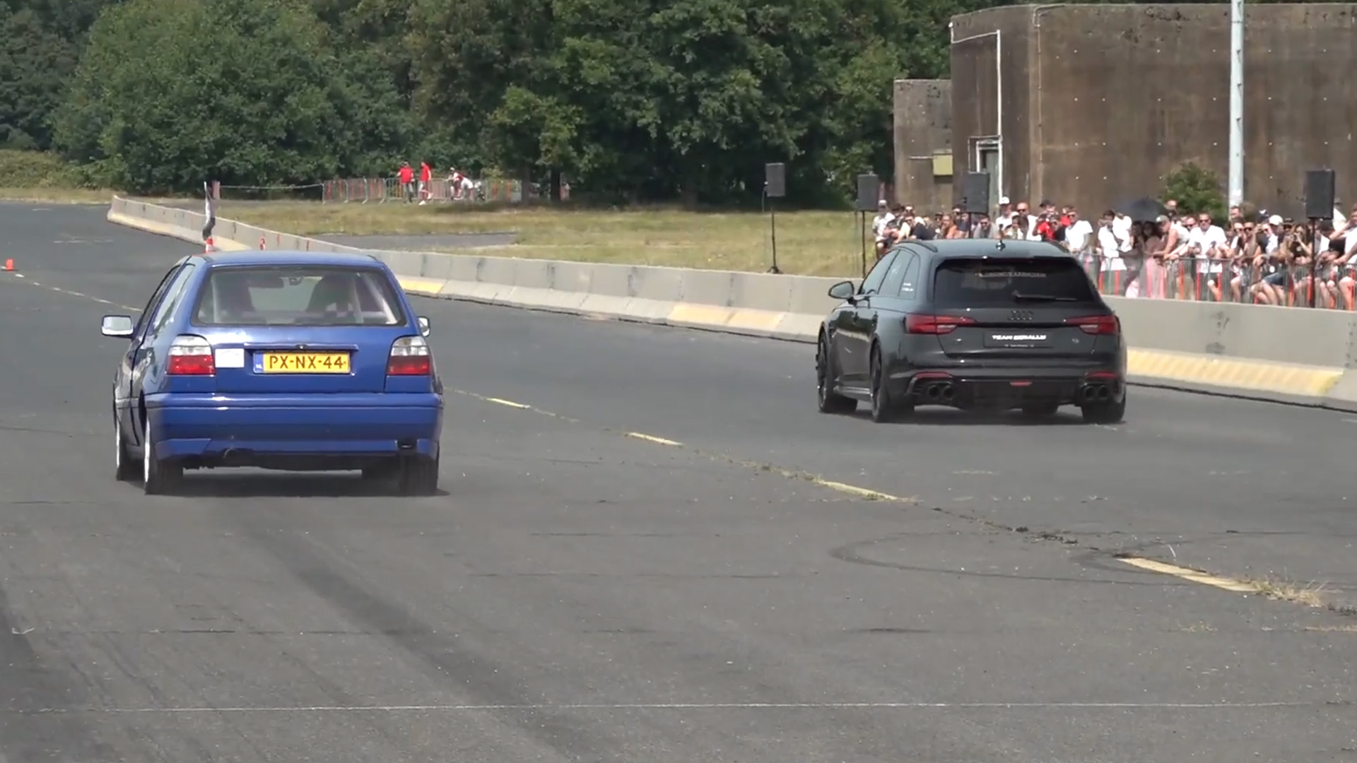 Audi RS4 x VW Golf: Disputa inesperada em racha