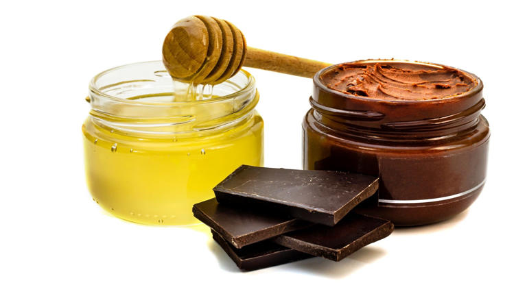 Una porción de miel y chocolate.