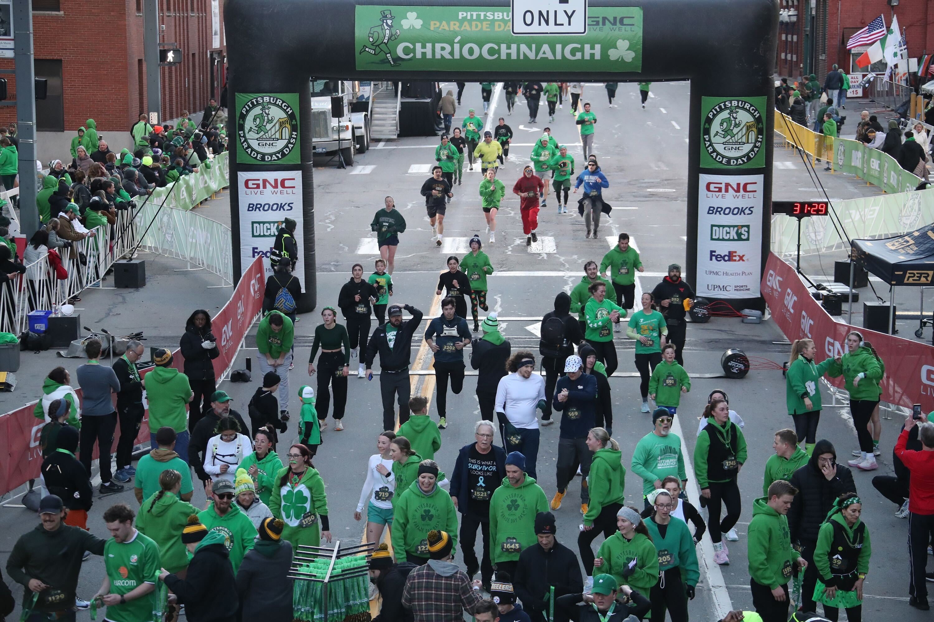 Runners suit up in green for dash along Pittsburgh St. Patrick’s Day ...