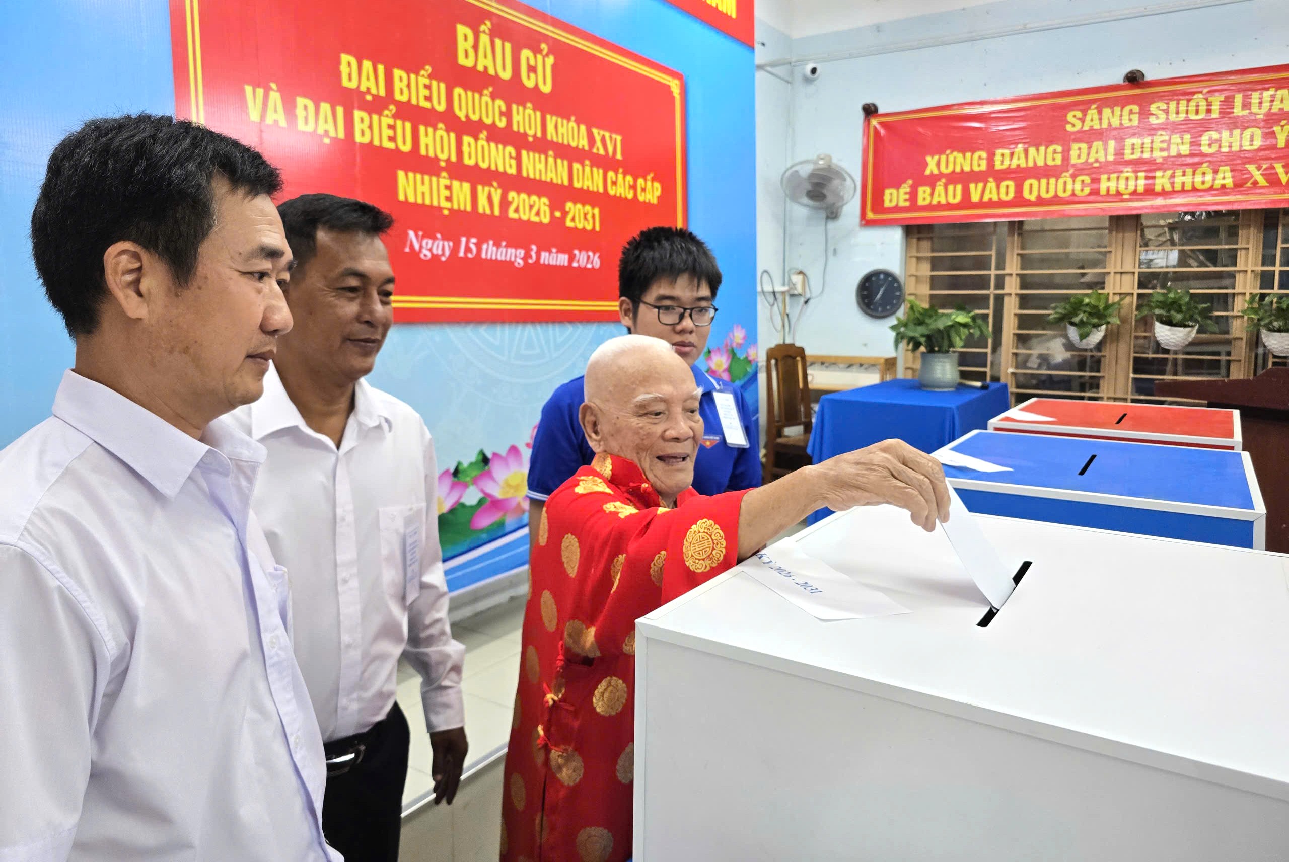 Cụ ông ở TP.HCM 101 tuổi vẫn tự chạy xe máy đi bầu cử