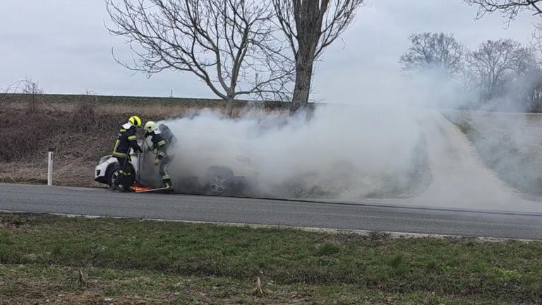 Pkw geriet in Flammen: Feuerwehreinsatz