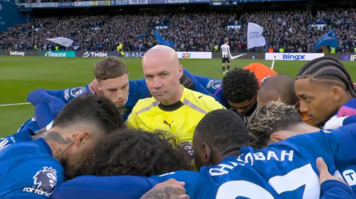 Los jugadores del Chelsea se agrupan accidentalmente alrededor del árbitro en una extraña escena previa al partido.