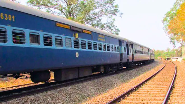 Upper berth vs lower berth: Which is better for sleep on long train ...