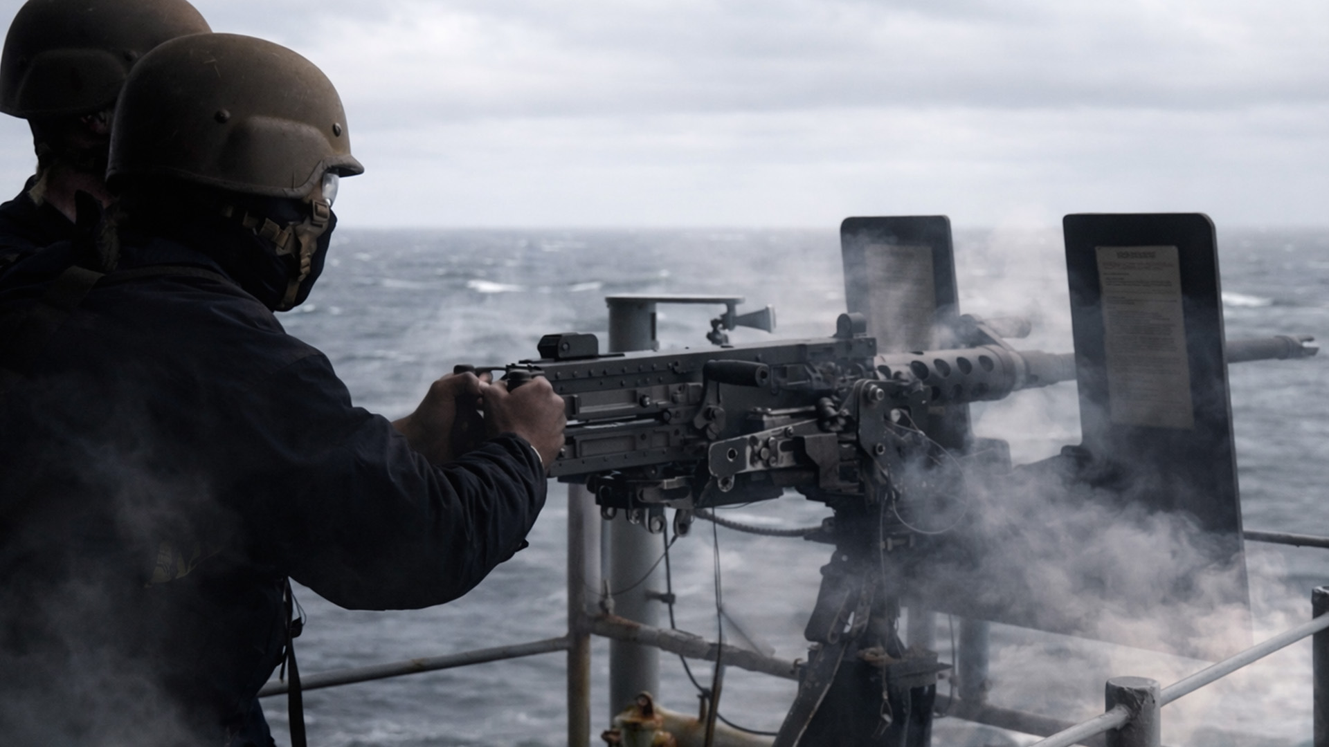 des-marins-am-ricains-tirent-avec-une-mitrailleuse-de-calibre-50-sur-l