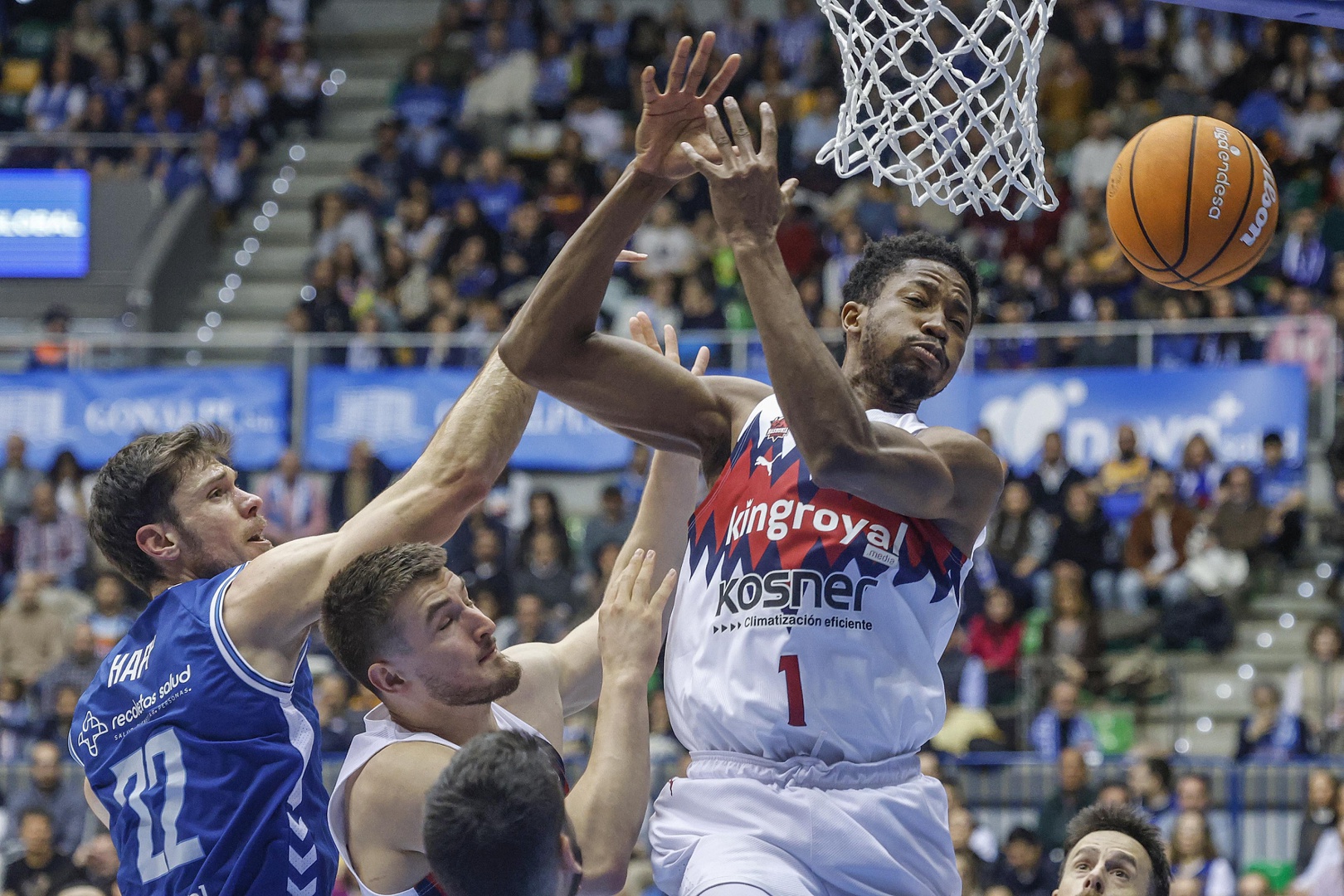 107-96. San Pablo Burgos supera a Baskonia y cree en la permanencia