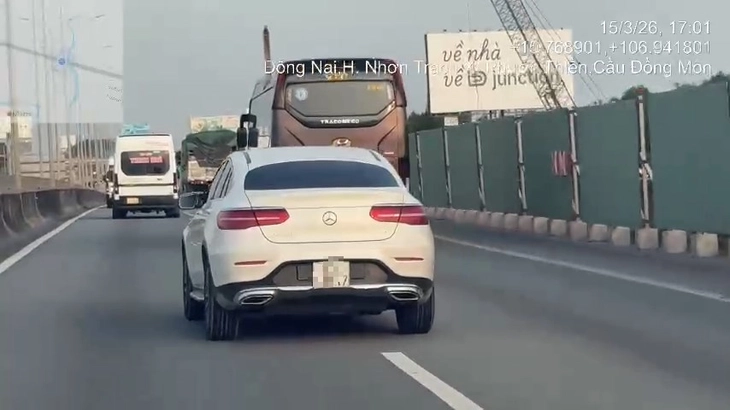 Hàng chục ô tô chạy trên cao tốc TP.HCM - Long Thành không bật xi-nhan khi chuyển làn bị xử lý