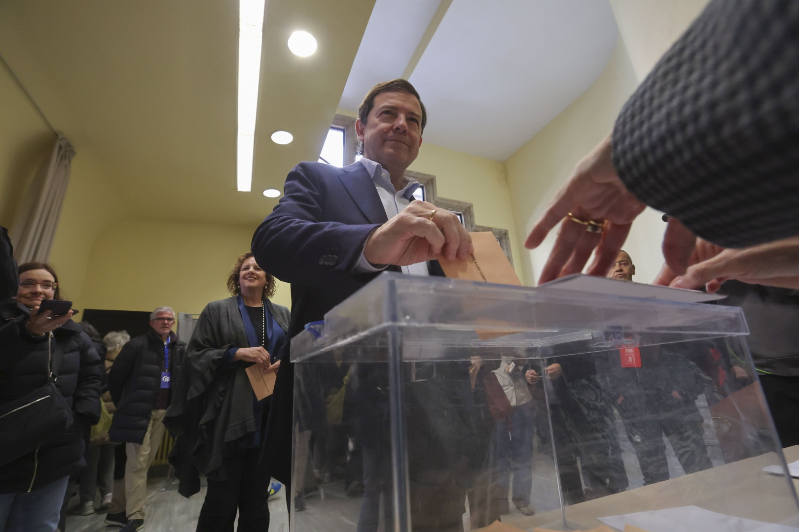 El PP vuelve a depender de un Vox contenido en Castilla y León, donde ...