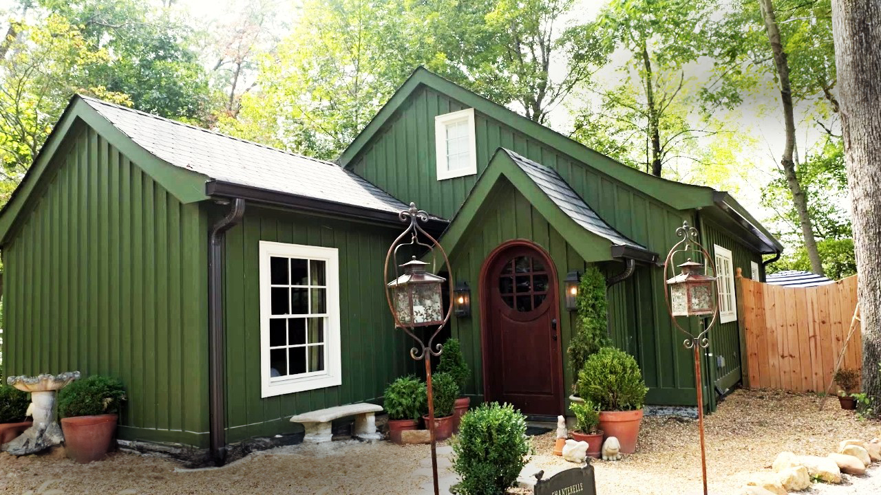 Touring a quaint country cottage in Tennessee